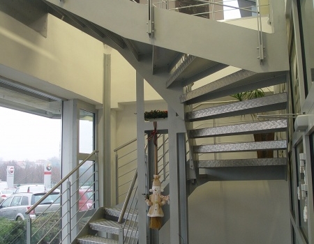 Teljes szerkezetében fémből készült lépcső a Prágai autószalonban